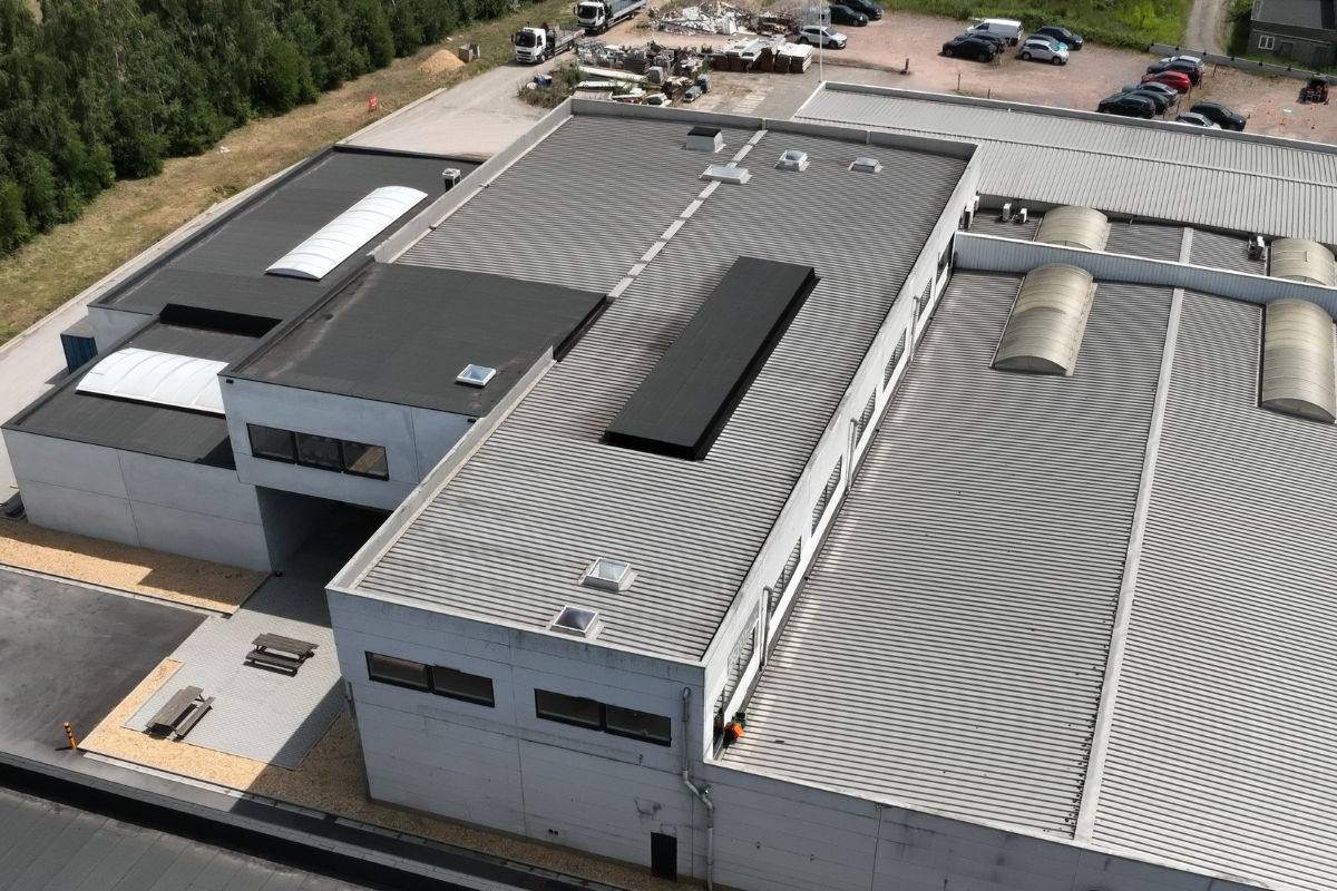 Inspection détaillée de toitures d'entrepôts industriels